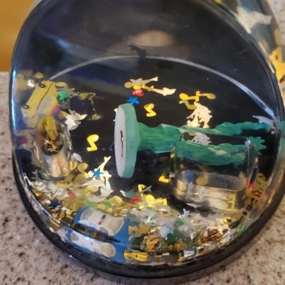 Vintage NYC snow globe - Picture 3 of 10